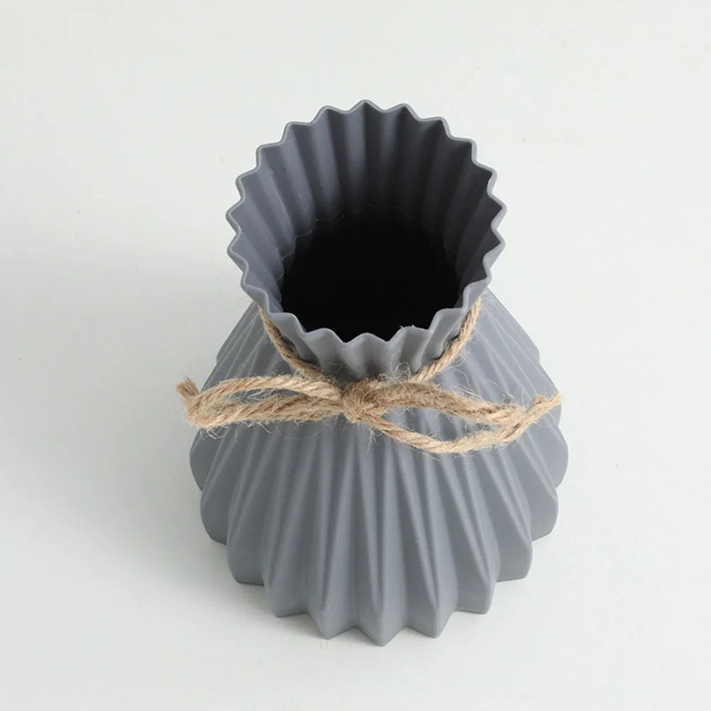 Creative Origami-Style Pleated Plastic Vase – Modern Folded Design for Dry Flowers